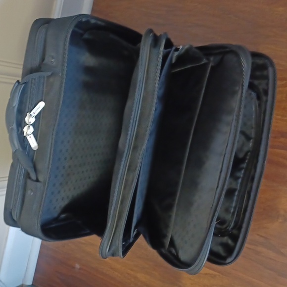 Foray Rolling Laptop/Computer/Pilot/Flight Travel Bag. Multiple Partitions - Picture 10 of 16